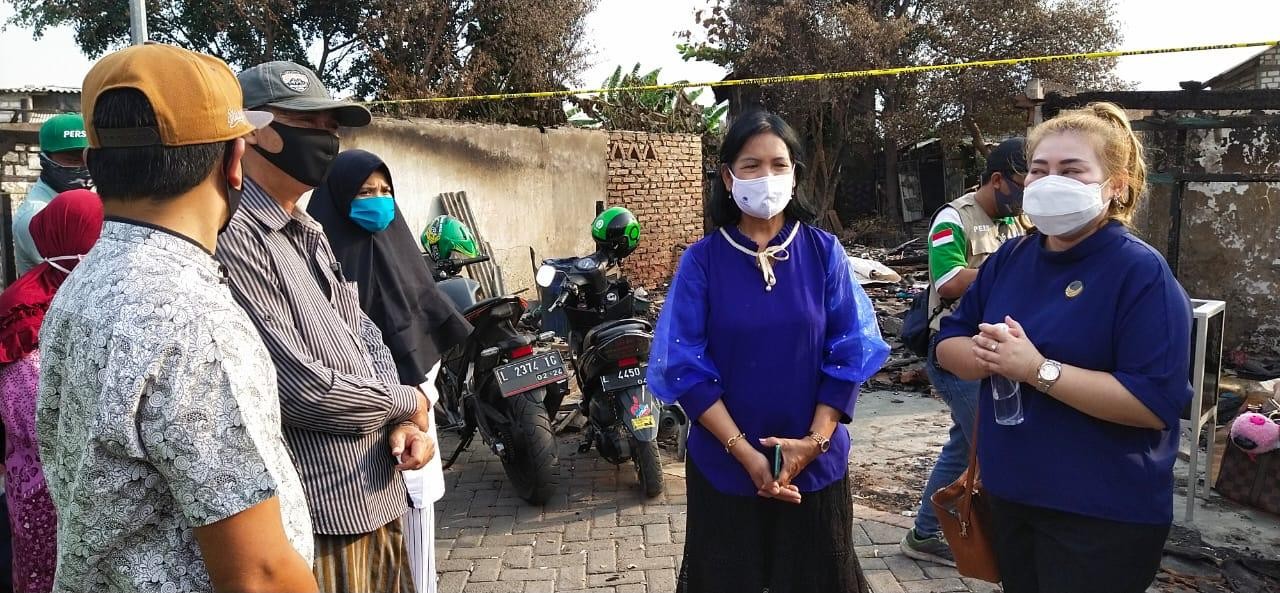 Maria Lucia Lindhajany Bagikan Paket Sembako pada Korban Kebakaran