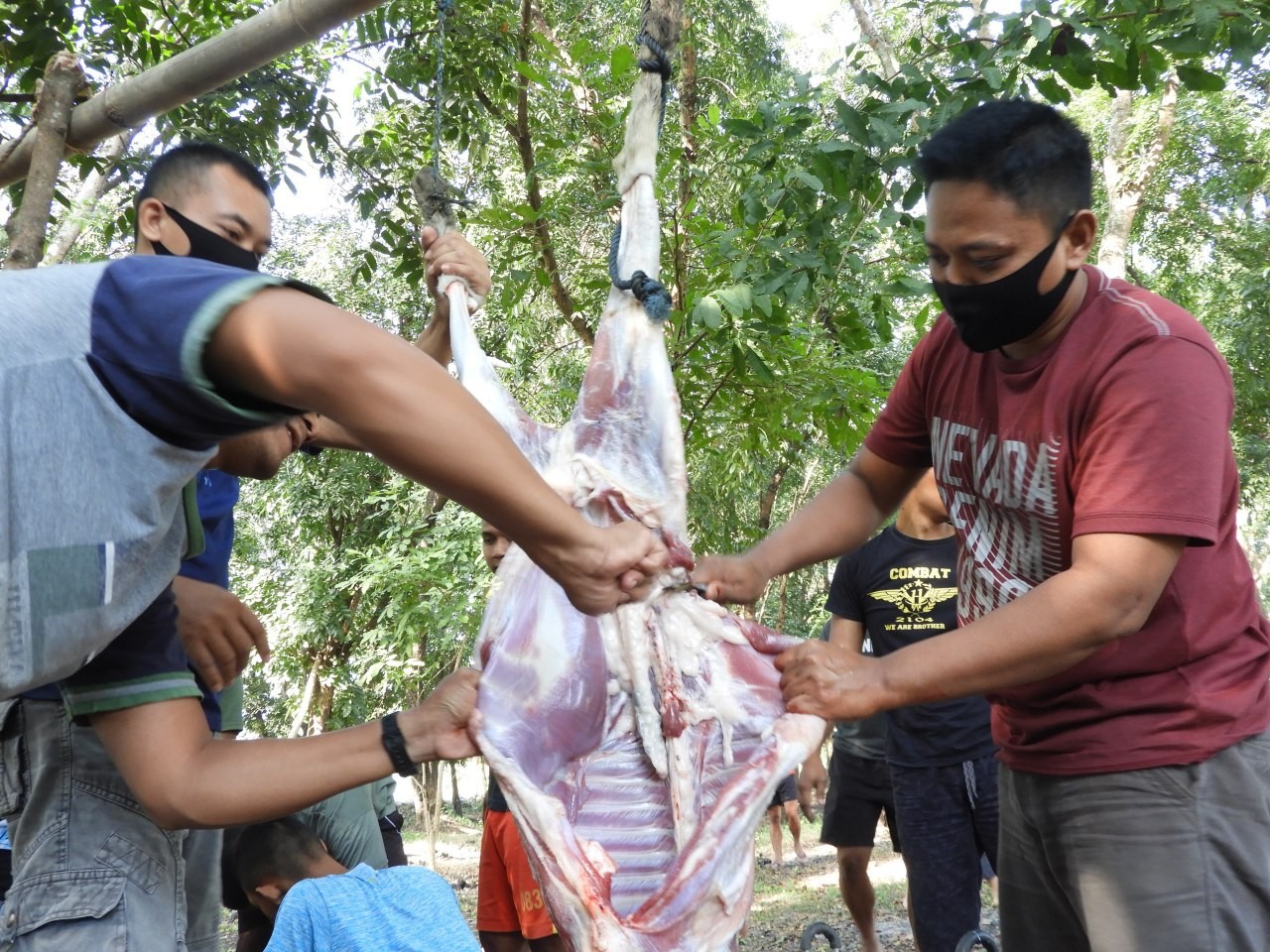 Di Masa Pandemi, Yonarmed 12/Divif 2 Kostrad Berbagi Daging Kurban