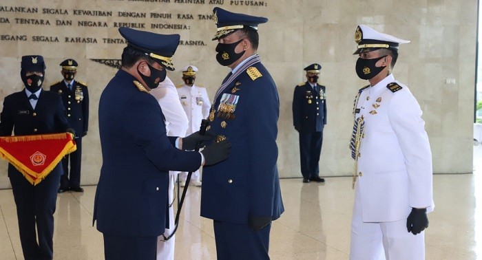 Panglima TNI Sematkan Tanda Kehormatan Bintang Angkatan Kelas Utama Kepada Kasal dan Kasau