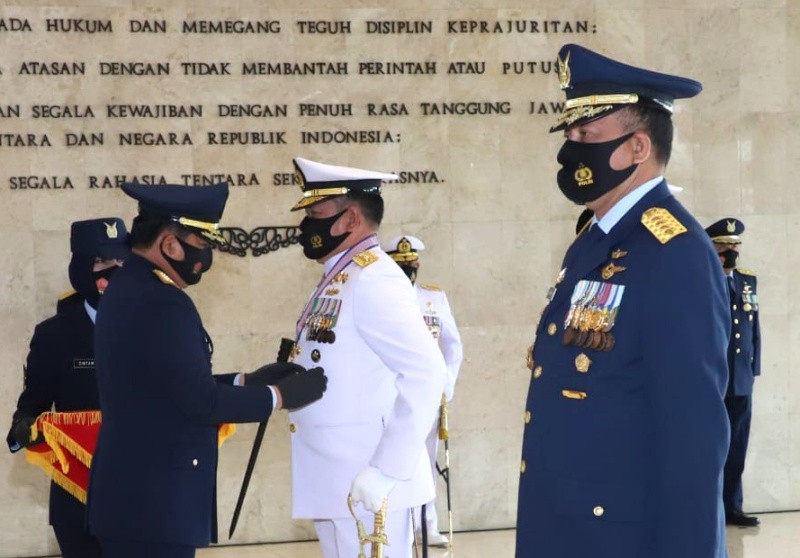 Panglima TNI Sematkan Tanda Kehormatan Bintang Angkatan Kelas Utama Kepada Kasal Dan Kasau