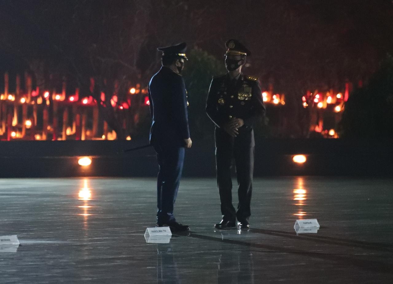 Kapolri dan Panglima TNI Ikuti Apel Kehormatan dan Renungan Suci