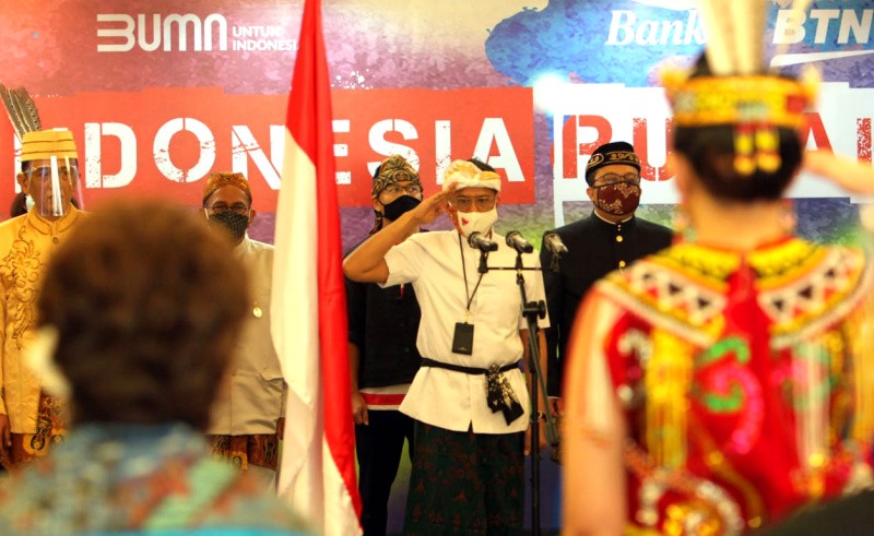 Peringati HUT RI Ke 75, Dirut BTN Pimpin Upacara Dengan Pakaian Adat