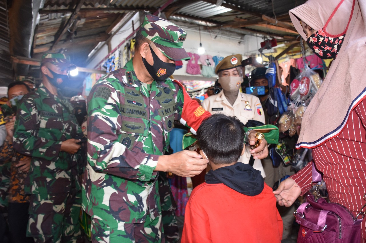 Petugas Gabungan di Mojokerto Bagikan 5 Ribu Masker