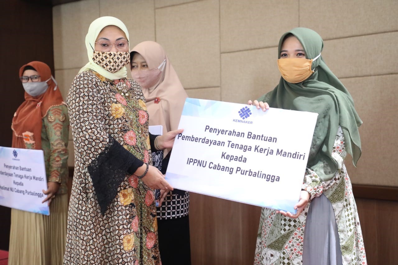 Menaker Ida Berdayakan Pekerja Perempuan Terdampak Covid-19 Melalui Program TKM