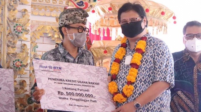 Di Bali, Airlangga Serahkan Pembiayaan KUR ke UMKM