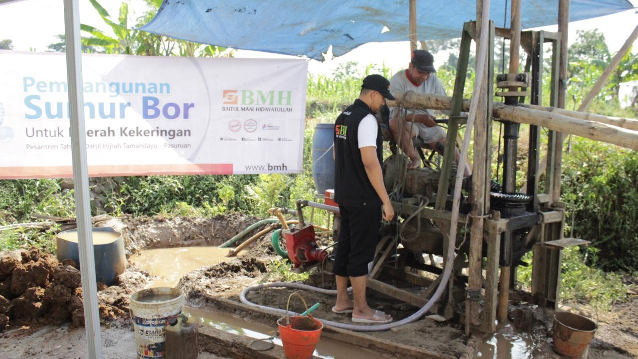 Laznas BMH Bangun 16 Sumur Bor di 16 Desa Kekeringan di Jatim
