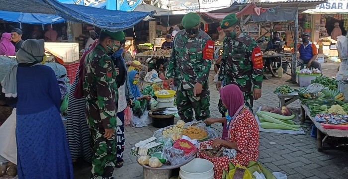 Penjual Tak Bermasker, Kena Semprot Petugas Penegak Disiplin Kesehatan