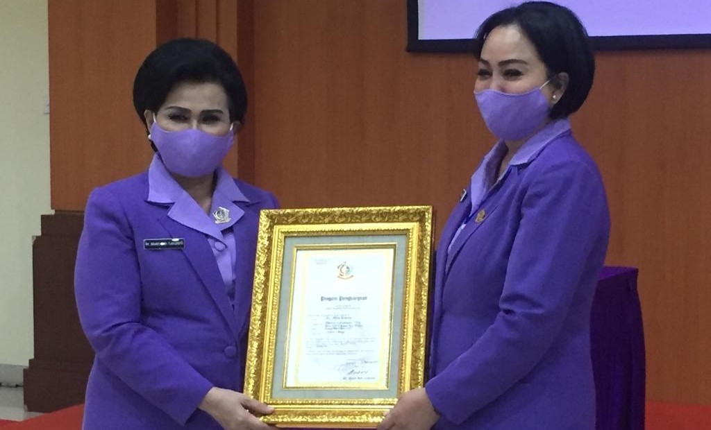 Ny. Nanny Hadi Tjahjanto Menerima Penyerahan Jabatan Ketua IKKT PWA Cabang BS 1 Bais TNI