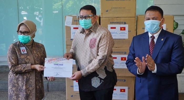 Mewakili BKSAP, Fadli Serahkan Bantuan Masker ke RSCM