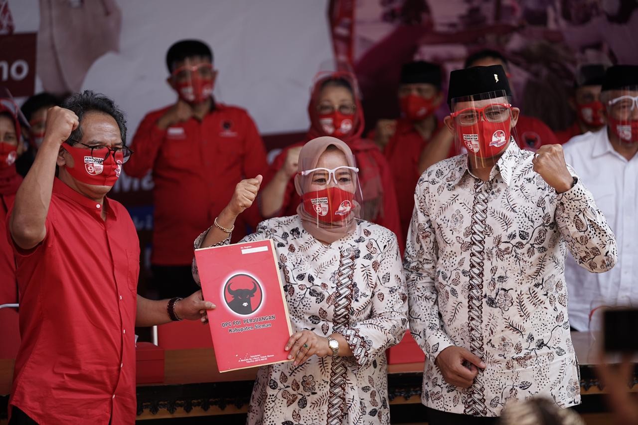 Pakai Batik Parijotho, Duet Kustini Sri Purnomo-Danang Maharsa Daftar ke KPUD Sleman