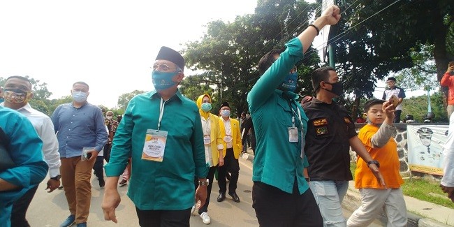 Ditemani Airin, Pasangan Ben-Pilar Kompak Jalan Kaki ke KPU Tangsel.
