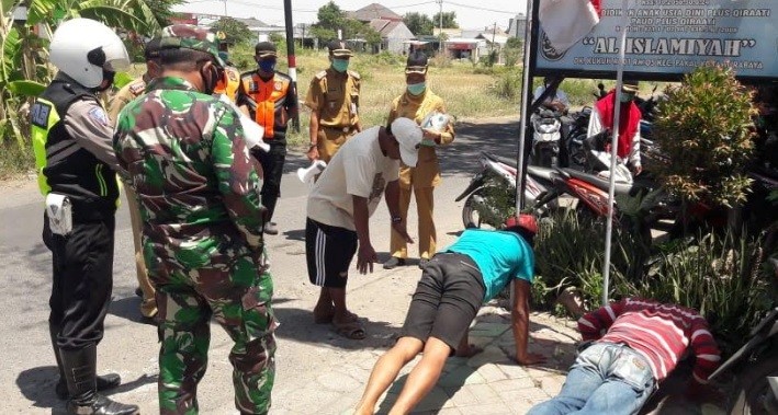 Tak Pakai Masker, Warga Disuruh Push Up di Depan Umum, KTP Disita