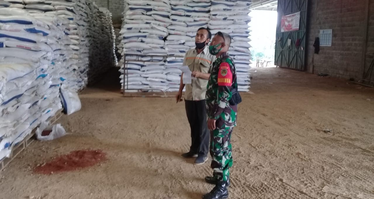 Babinsa Sukajaya Kodim 0619/Purwakarta Cek Ketersediaan Pupuk Bersubsidi