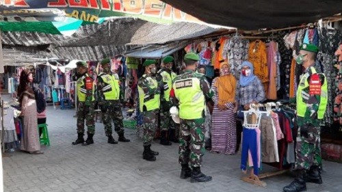 Keliling Pasar Tradisional, Babinsa Mantup Edukasi Masyarakat
