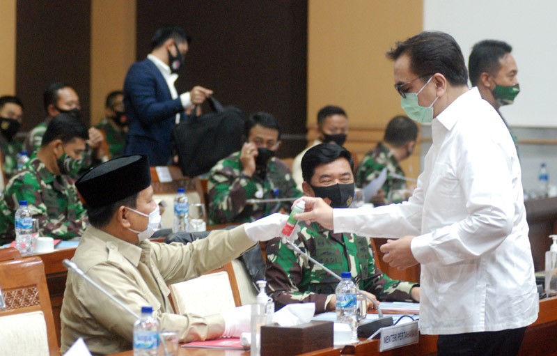 Effendi Simbolon Bagi Hand Sanitizer Ke Menhan