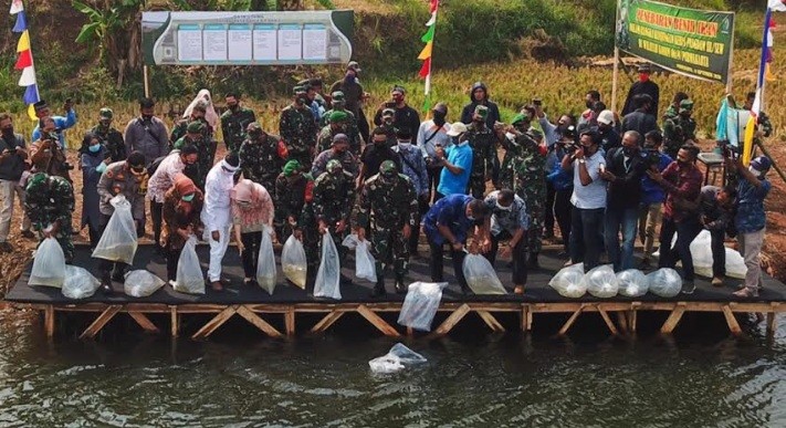 Pangdam III/SLW Tebar Ratusan Ribu Benih Ikan Di Danau 