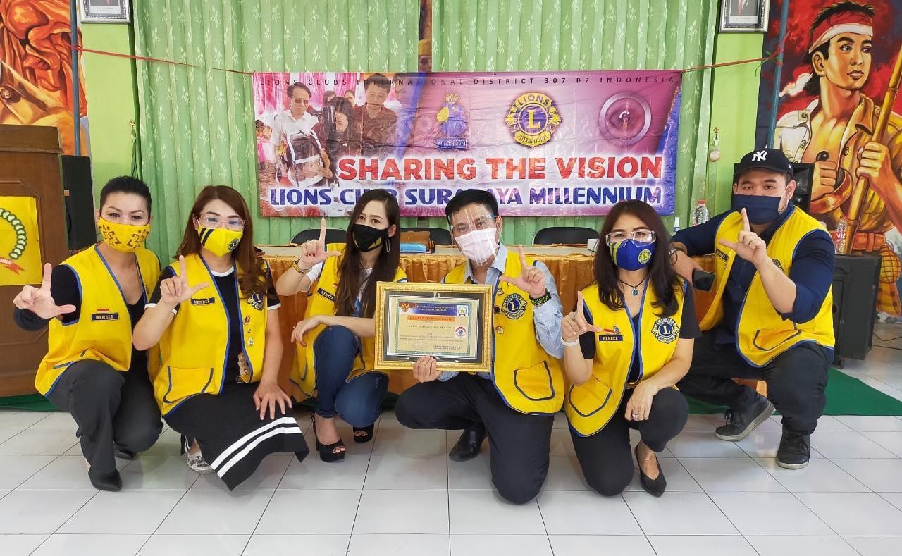 Lions Club Surabaya Millennium Berikan Kacamata Gratis untuk Veteran