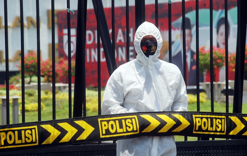 Polisi Pakai Baju Hazmat