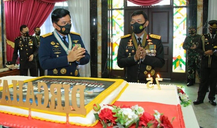 Panglima TNI Terima Kejutan dari Kapolri di HUT Ke-75 TNI