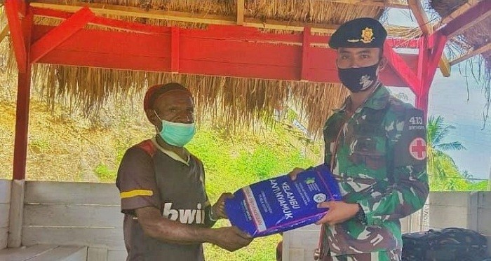 Tekan Angka Malaria, Satgas Yonif MR 413 Bagikan Insektisida