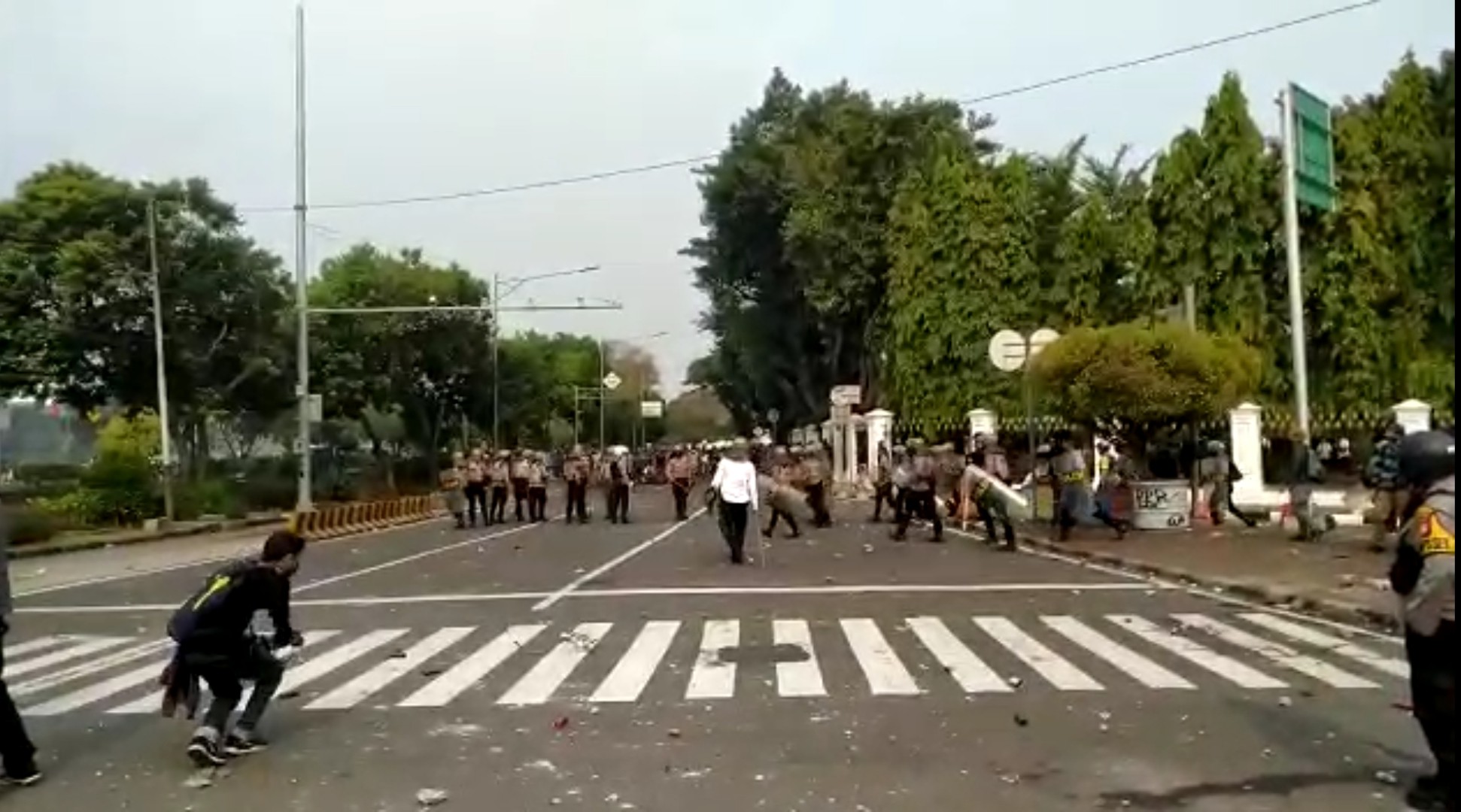 Aksi Massa Tolak Omnibus Law di Belakang Istana Ricuh