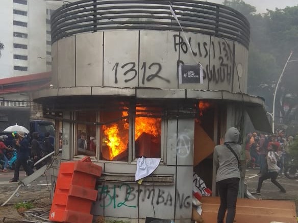 Pospol Dibakar, Aparat Pukul Mundur Demostran Hingga Tugu Tani