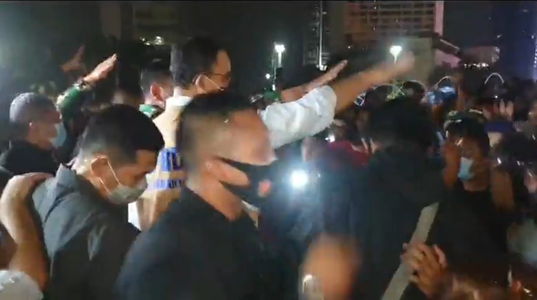 Kenakan Rompi Coklat, Anies Temui Massa Aksi Penolakan UU Ciptaker