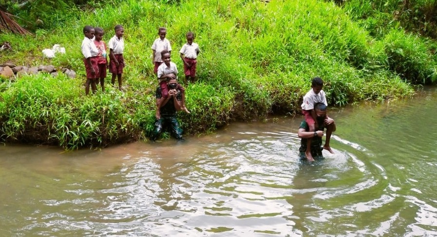 Minim Jembatan, TNI Rela Arungi Sungai Antar Anak-Anak ke Sekolah