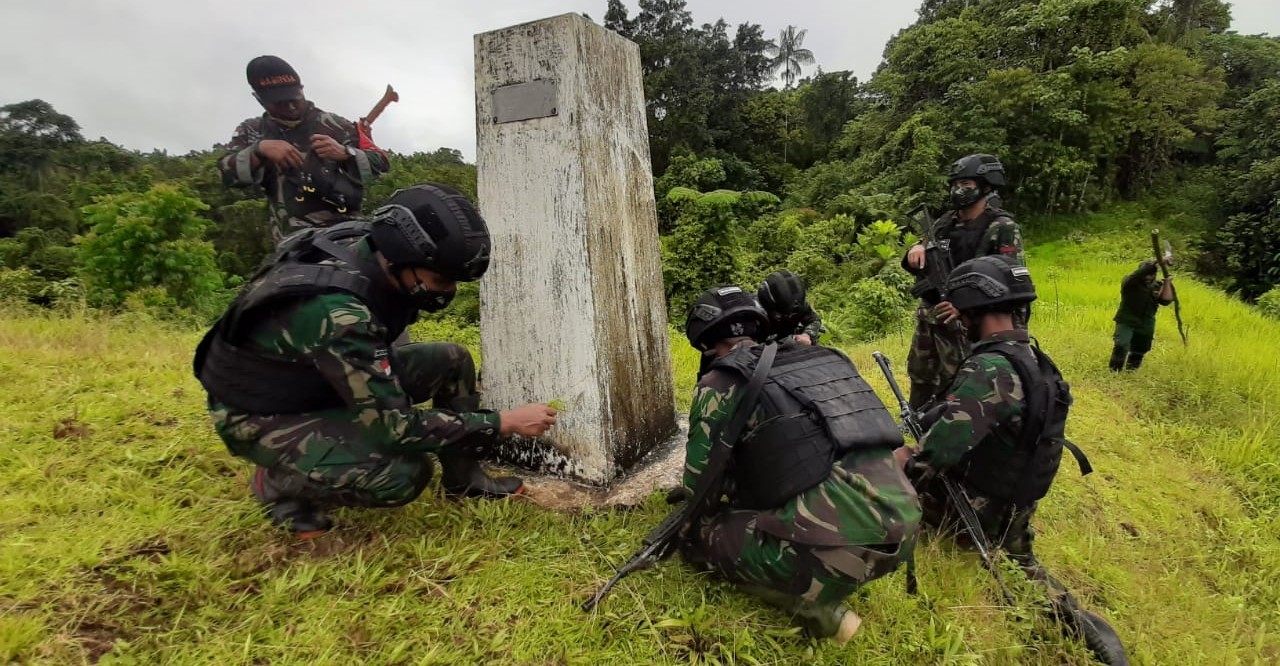 Patroli Patok Perbatasan Indonesia-Papua Nugini di Pos Kangewot