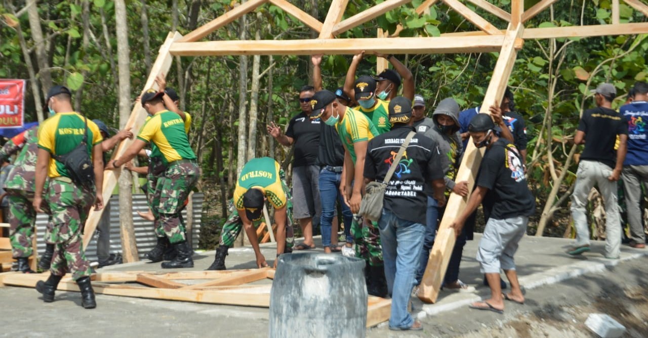 Tingkatkan Sinergitas Yonarmed 12/Divif 2 Kostrad Gelar Bedah Rumah Bersama ICN Peduli