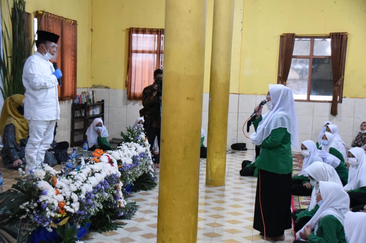 Dialog Dengan Santri, Syarief Hasan Harap Beasiswa Pendidikan Untuk Rakyat Kecil Diperluas