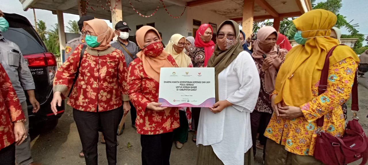 DWP Kemenkop Berbagi Peduli Untuk Masyarakat Terdampak Bencana Di Garut