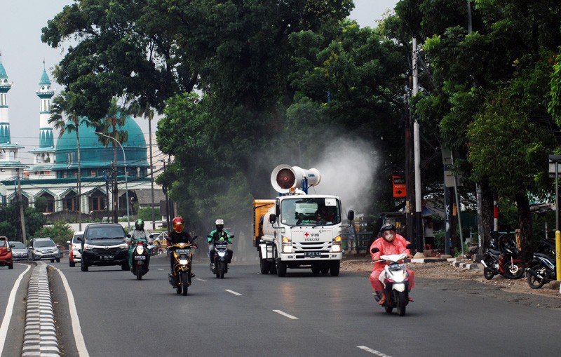Palang Merah Indonesia Semprot Disinfektan
