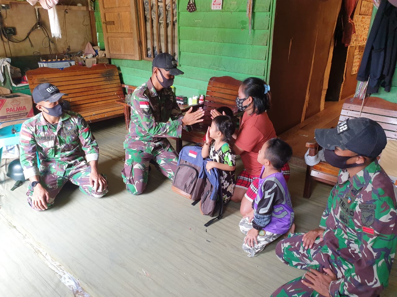 Satgas Pamtas Yonif 642/Kapuas Bagikan Buku dan Tas Sekolah Kepada Anak-Anak Perbatasan