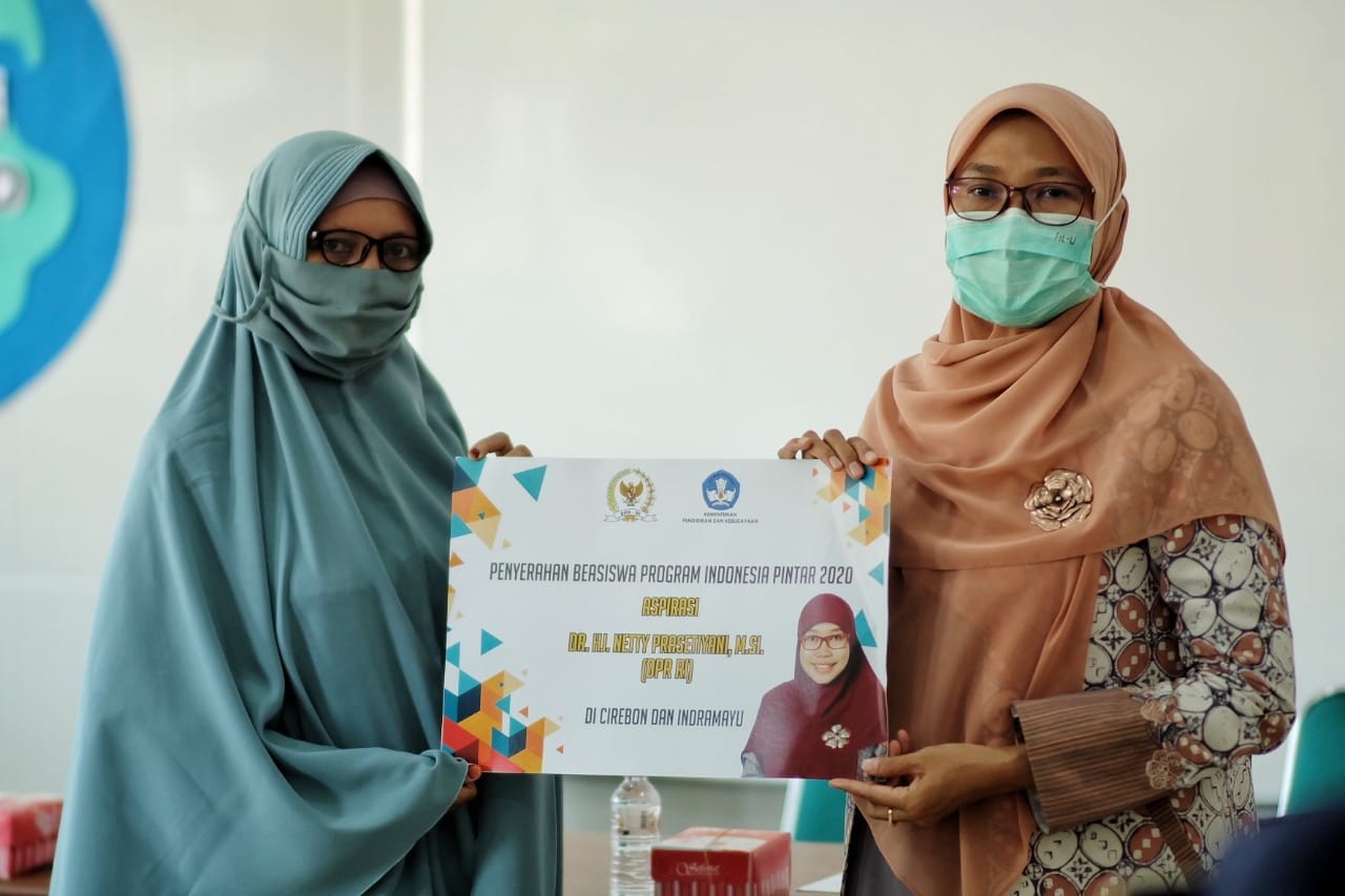 Peduli Pendidikan, Netty Aher Bagikan Beasiswa di Dapil