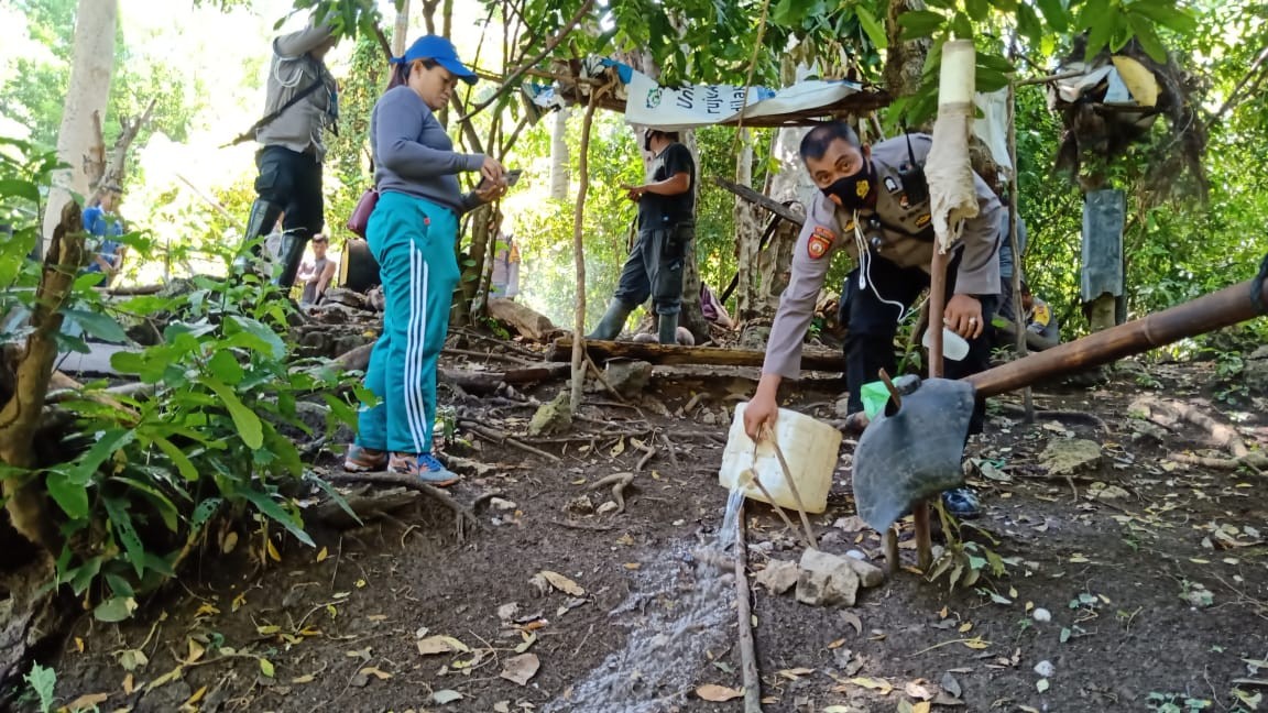 Aparat Gabungan Bongkar Lokasi Penyulingan Miras Cap Tikus
