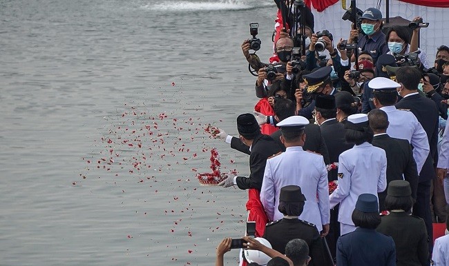 Peringati Hari Pahlawan, Puan Pimpin Tabur Bunga dari Atas KRI 