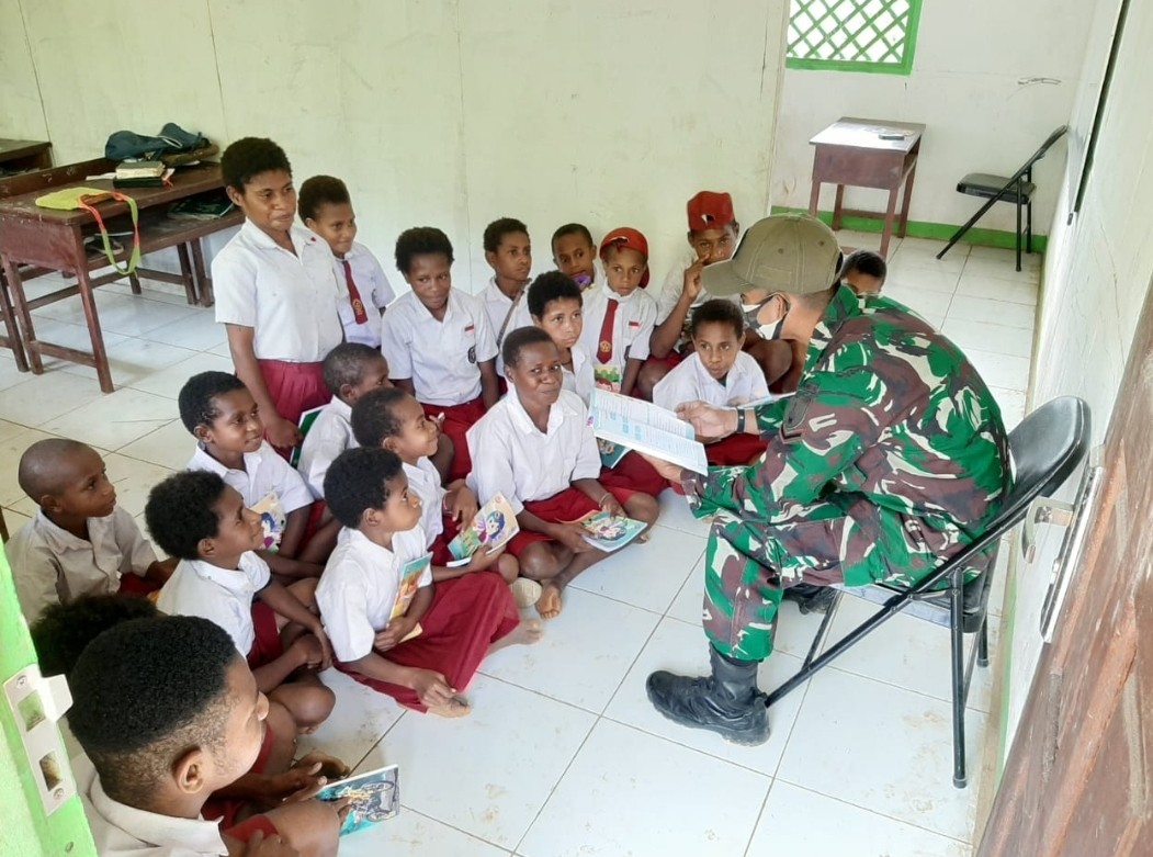 Kekurangan Guru, Satgas Yonif 516/CY Rela Jadi Tenaga Pengajar