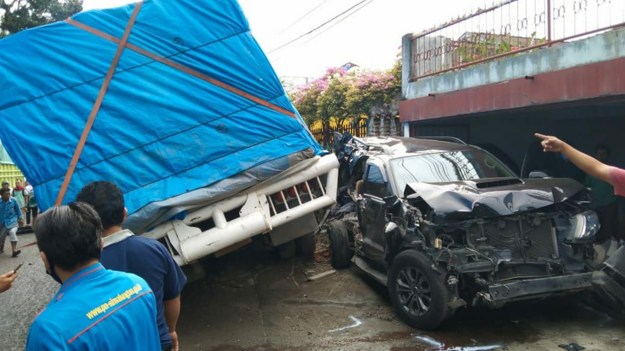 Truk Pengangkut Pulp Putus Rem Gilas Pengendera 5 Tewas