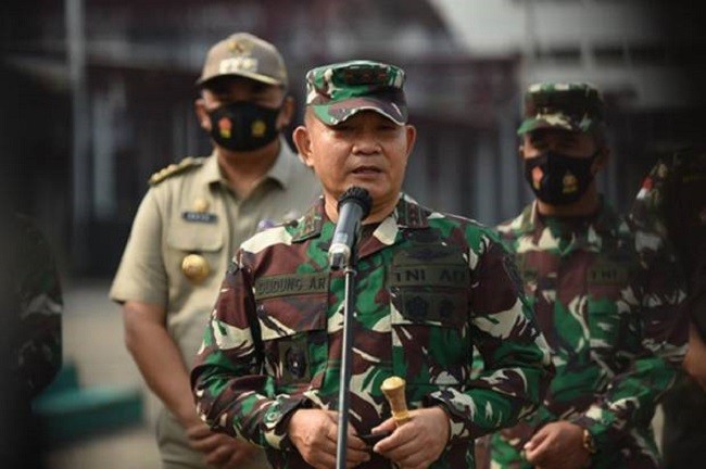 Pangdam Jaya Sebut 900 Spanduk Habib Rizieq Ditertibkan, Warga Ikut Turunkan
