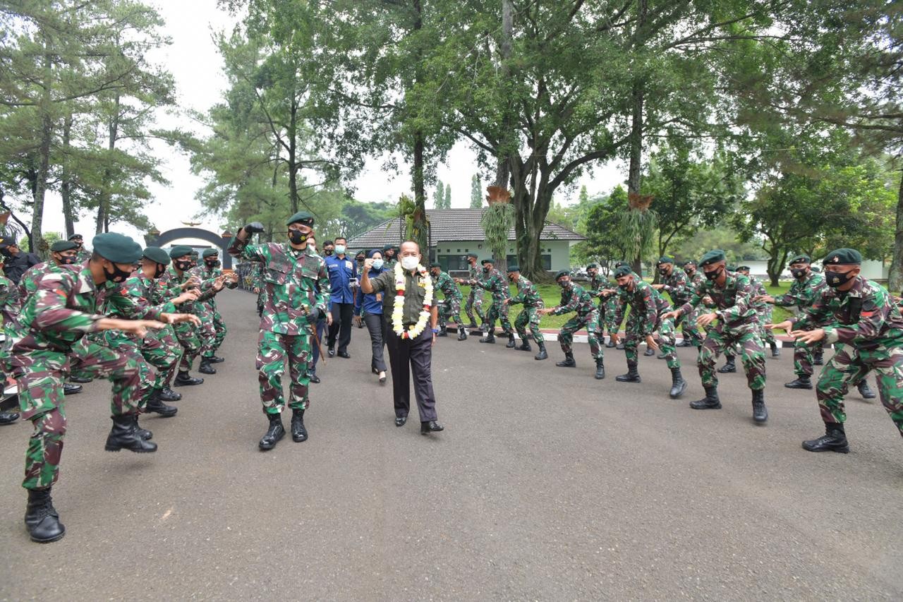 Pimpinan MPR Anugerahkan Piagam Penghargaan ke Yonif Raider 300/Brajawijaya