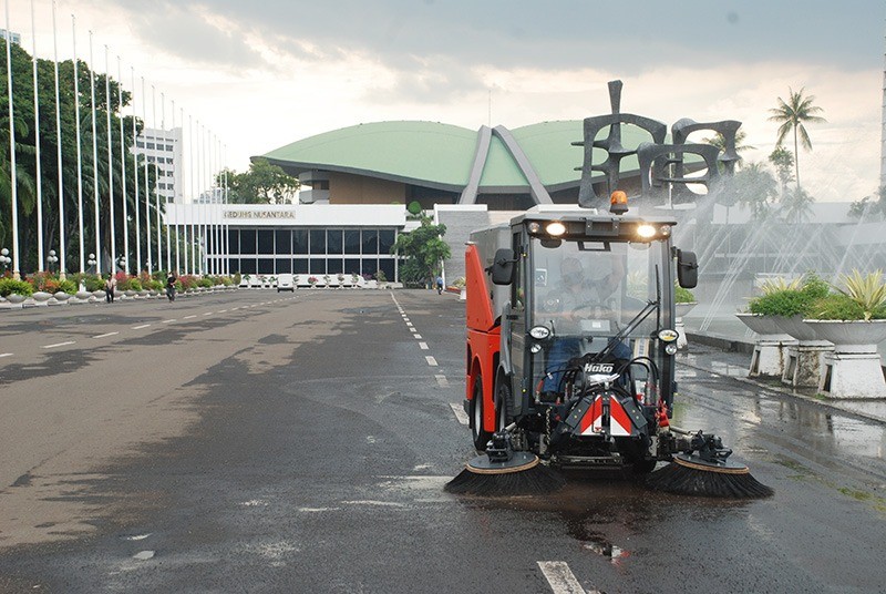 Mobil Penyapu Jalan Otomatis