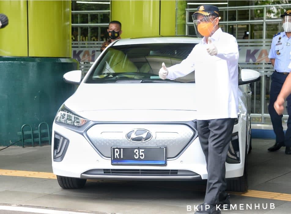 Top, Menteri Budi Karya Resmi Pakai Mobil Listrik Untuk Kendaraan Dinas
