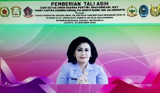 Ketua Umum Dharma Pertiwi dan Bhayangkari Bagikan Bansos Kepada Relawan Covid-19