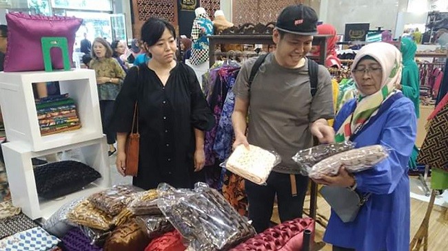 Pertamina Dukung UMKM Sociopreneur, Mitra Binaan Ini Ajak Ibu Rumah Tangga Bikin Kerajinan Bantal Smock