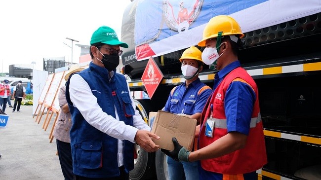 Komisaris dan Direktur Pertamina Tinjau Satgas Naru, Pastikan Layanan Tol Trans Jawa Berjalan dan Serahkan Bantuan TJSL