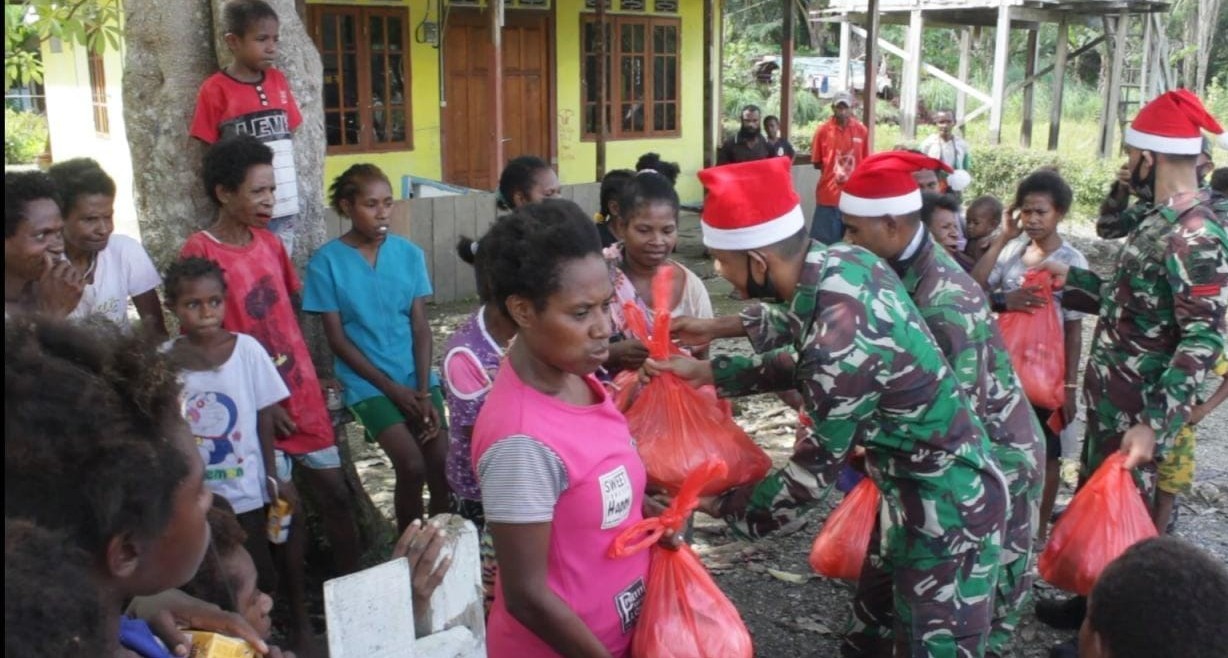 Satgas Yonif MR 413 Kostrad Salurkan 1.250 Paket Sembako Natal di Perbatasan RI-PNG