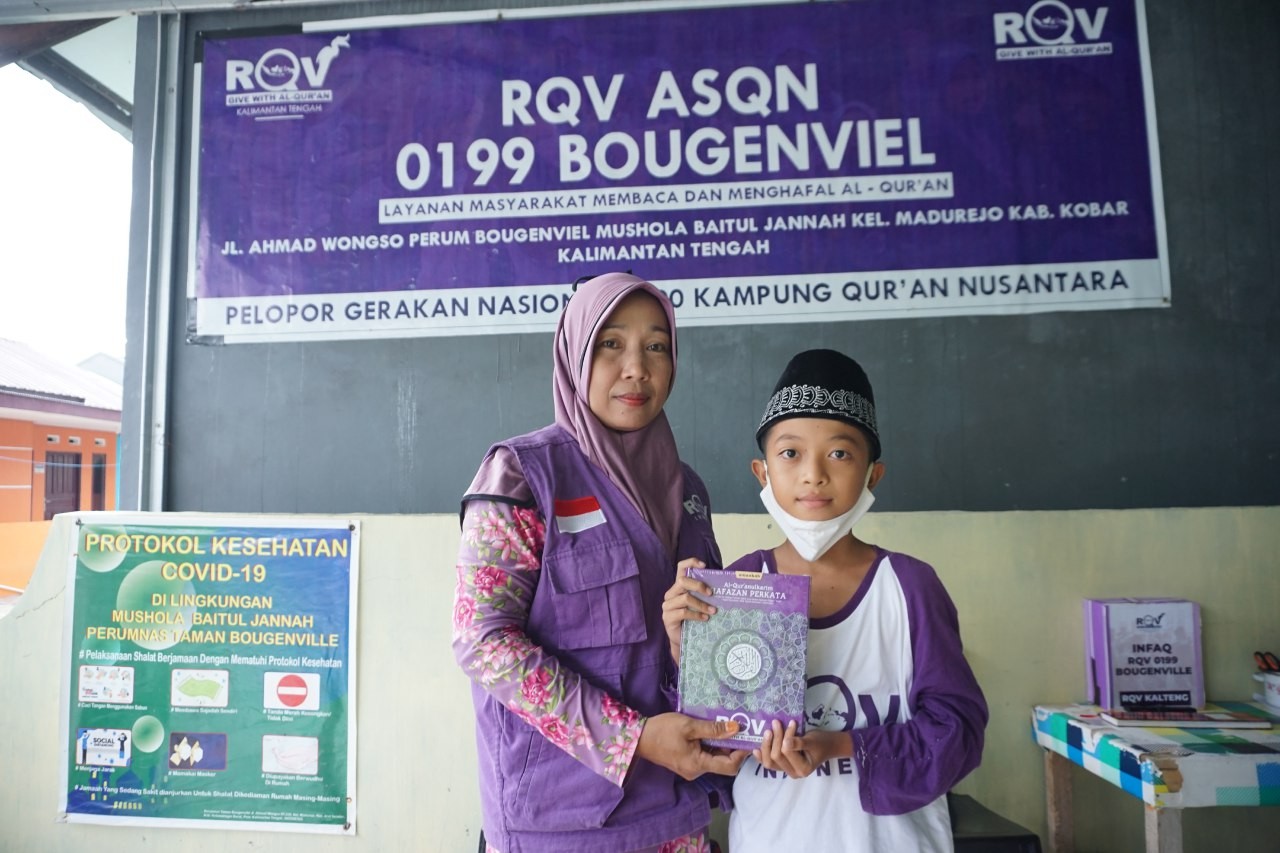 RQV Indonesia Salurkan Ratusan Alquran Hafalan di Kalimantan Tengah
