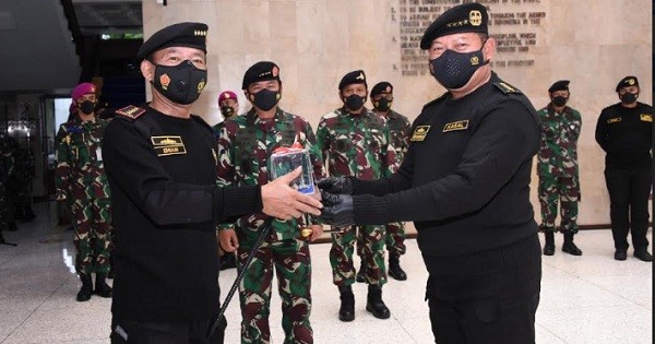 Panglima TNI Hadiri Penyematan Brevet Hiu Kencana TNI AL Kepada Kapolri