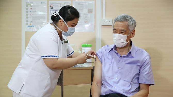PM Singapura Orang Pertama yang Disuntik Vaksin Covid-19